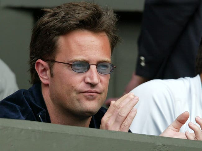AME6571. BOGOTÁ (COLOMBIA), 16/06/2025.- Fotografía de archivo del 1 de julio de 2003 del actor estadounidense Matthew Perry en un partido de Tenis, en Wimbledon (Reino Unido). Un médico acusado en relación con la muerte del actor Matthew Perry se declaró culpable de distribuir ketamina a la estrella de Friends, según un acuerdo de culpabilidad presentado este lunes. EFE/ Olaf Kraak ARCHIVO
