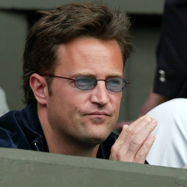 AME6571. BOGOTÁ (COLOMBIA), 16/06/2025.- Fotografía de archivo del 1 de julio de 2003 del actor estadounidense Matthew Perry en un partido de Tenis, en Wimbledon (Reino Unido). Un médico acusado en relación con la muerte del actor Matthew Perry se declaró culpable de distribuir ketamina a la estrella de Friends, según un acuerdo de culpabilidad presentado este lunes. EFE/ Olaf Kraak ARCHIVO
