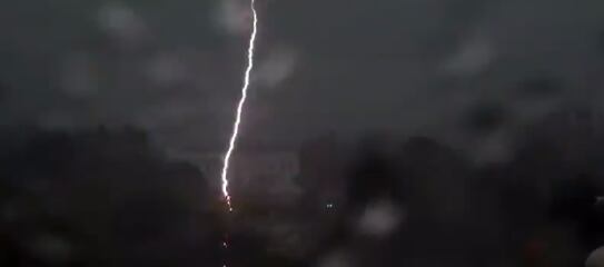 Captura de pantalla del video donde un rayo impacta un sector cercano a la Casa Blanca
