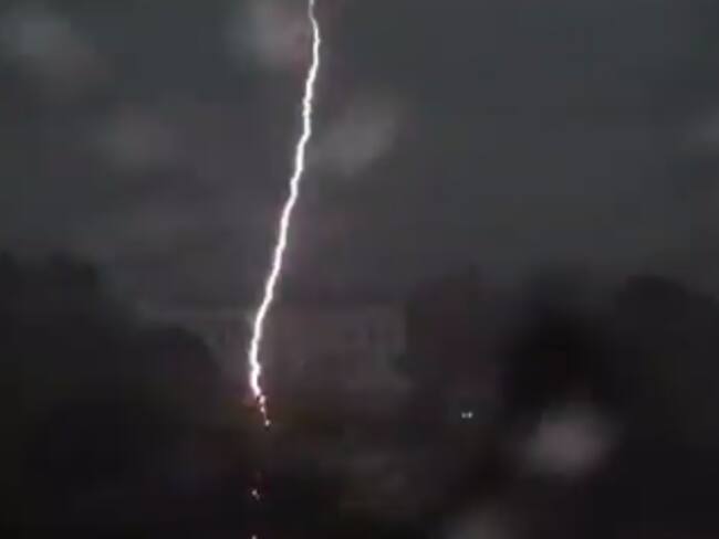 Captura de pantalla del video donde un rayo impacta un sector cercano a la Casa Blanca