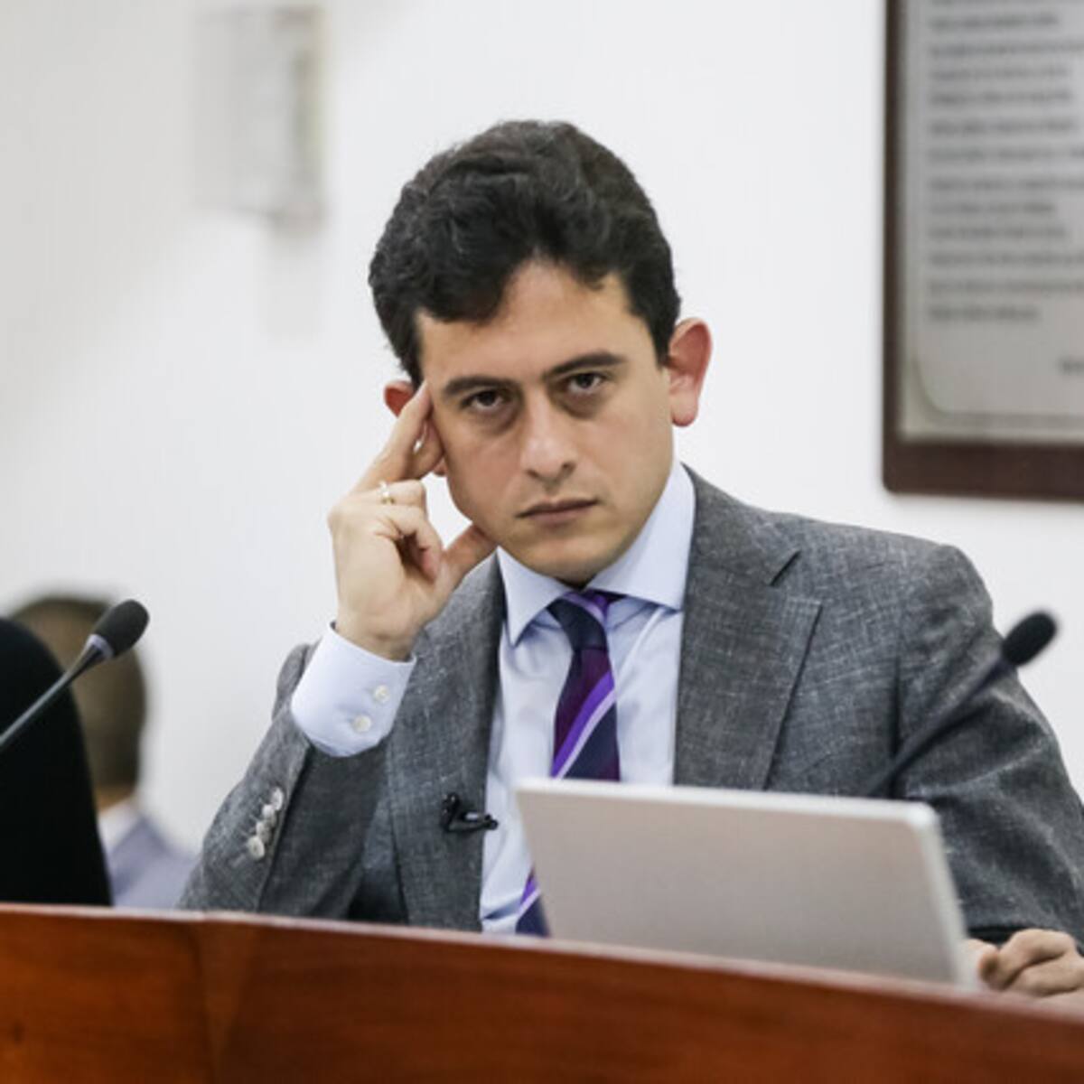 Gobierno buscará opciones de negocios en Europa y China, en flores y café: MinComercio