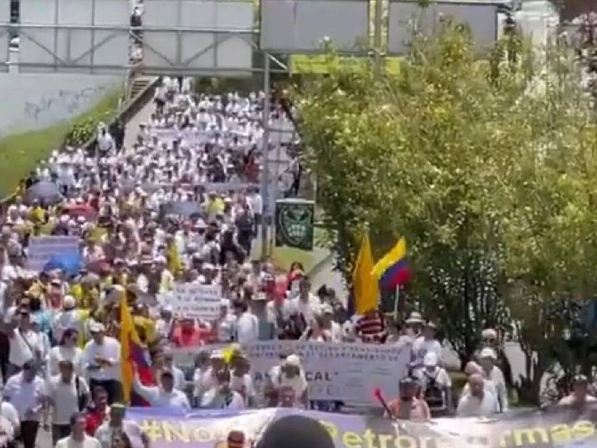 Centenares de manizaleños le dijeron no a la reforma tributaria del presidente Petro