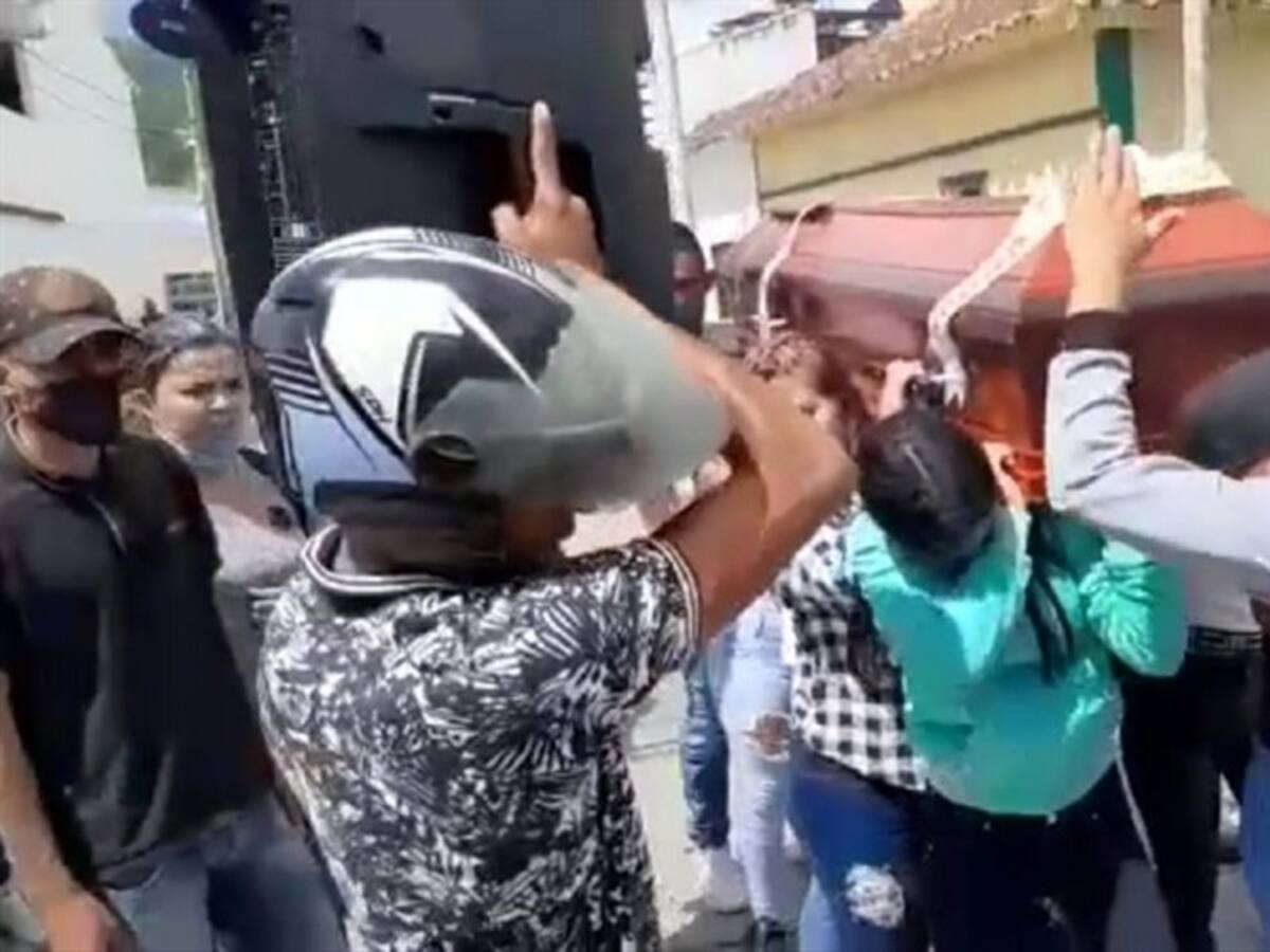 Polémica por sepelio de un joven venezolano al estilo de "Dancing Pallbearers" en Ocaña