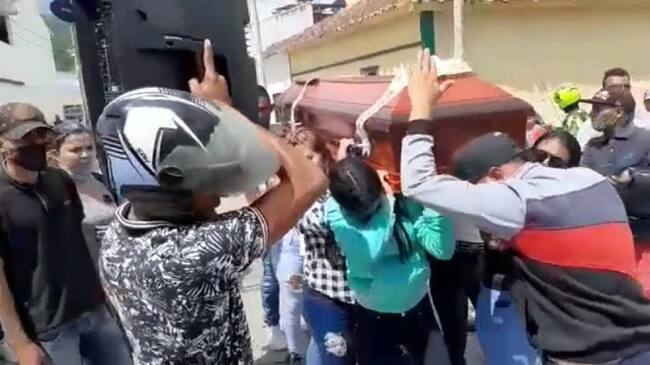 Polémica por sepelio de un joven venezolano al estilo de "Dancing Pallbearers" en Ocaña. Foto: Cortesía