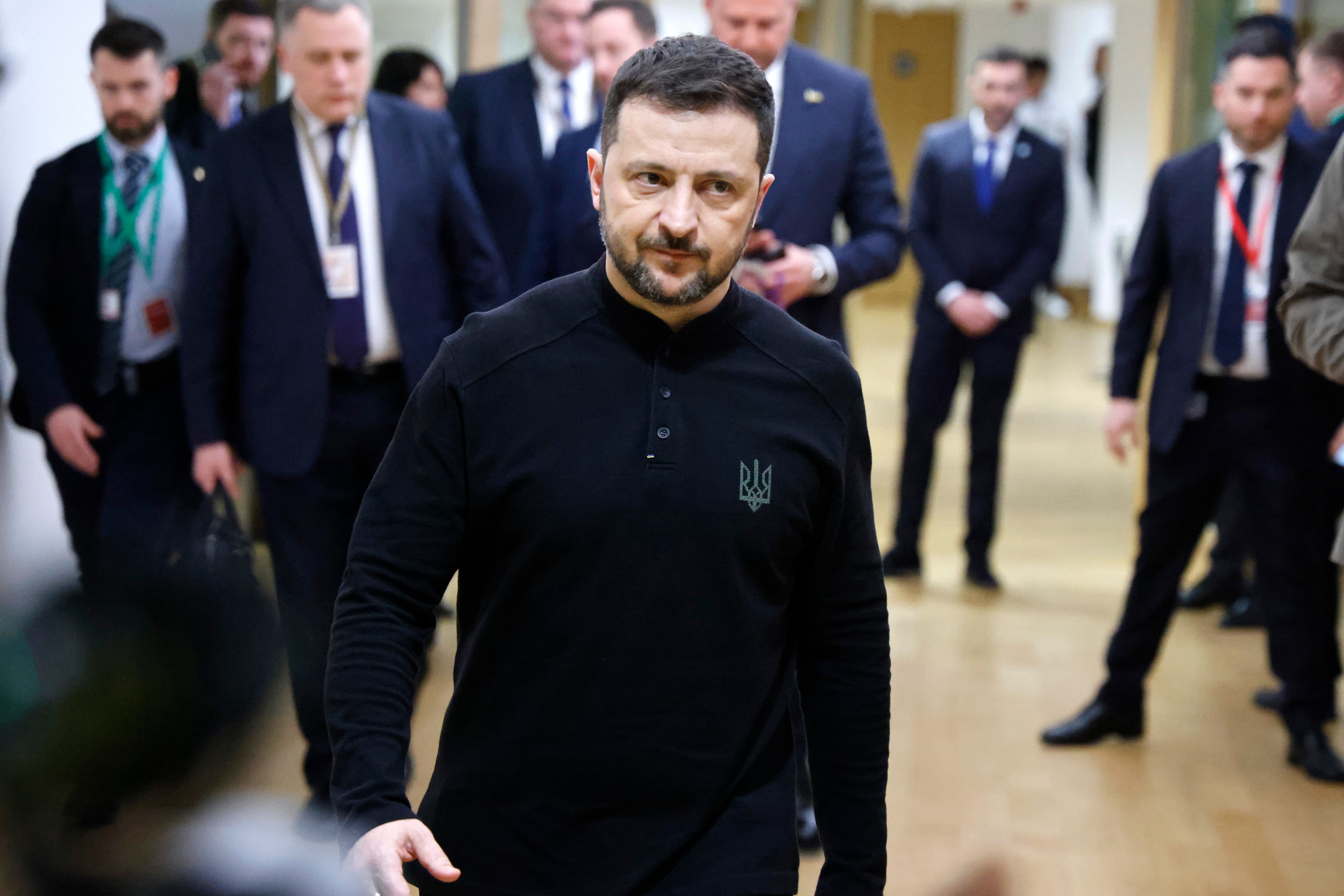 Brussels (Belgium), 06/03/2025.- Ukraine's President Volodymyr Zelensky walks in a EU headquarters corridor after his meeting with France's president, on the sidelines of the Special European Council to discuss continued support for Ukraine and European defence, at the EU headquarters in Brussels, Belgium, 06 March 2025. European Union leaders held emergency talks in Brussels, gathering as the Trump administration upends traditional alliances and retracts wartime backing of Ukraine. (Bélgica, Francia, Ucrania, Bruselas) EFE/EPA/LUDOVIC MARIN / POOL