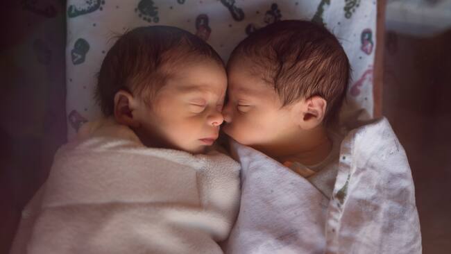 Gemelos recién nacidos durmiendo juntos (Foto GettyImages)