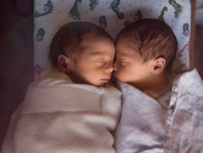 Gemelos recién nacidos durmiendo juntos (Foto GettyImages)
