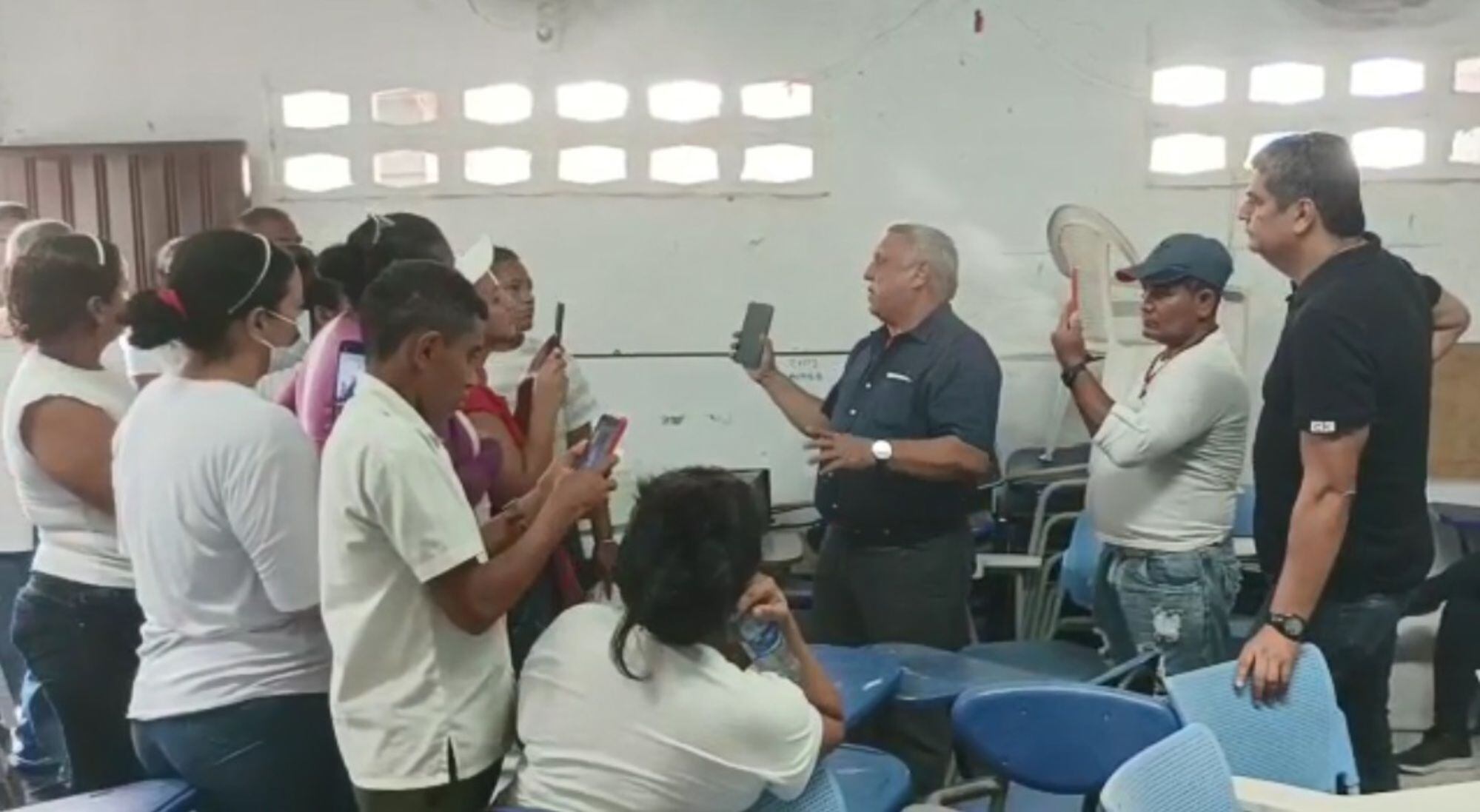 Reunión de padres de familia y secretario de educación/ Alcaldía de Santa Marta