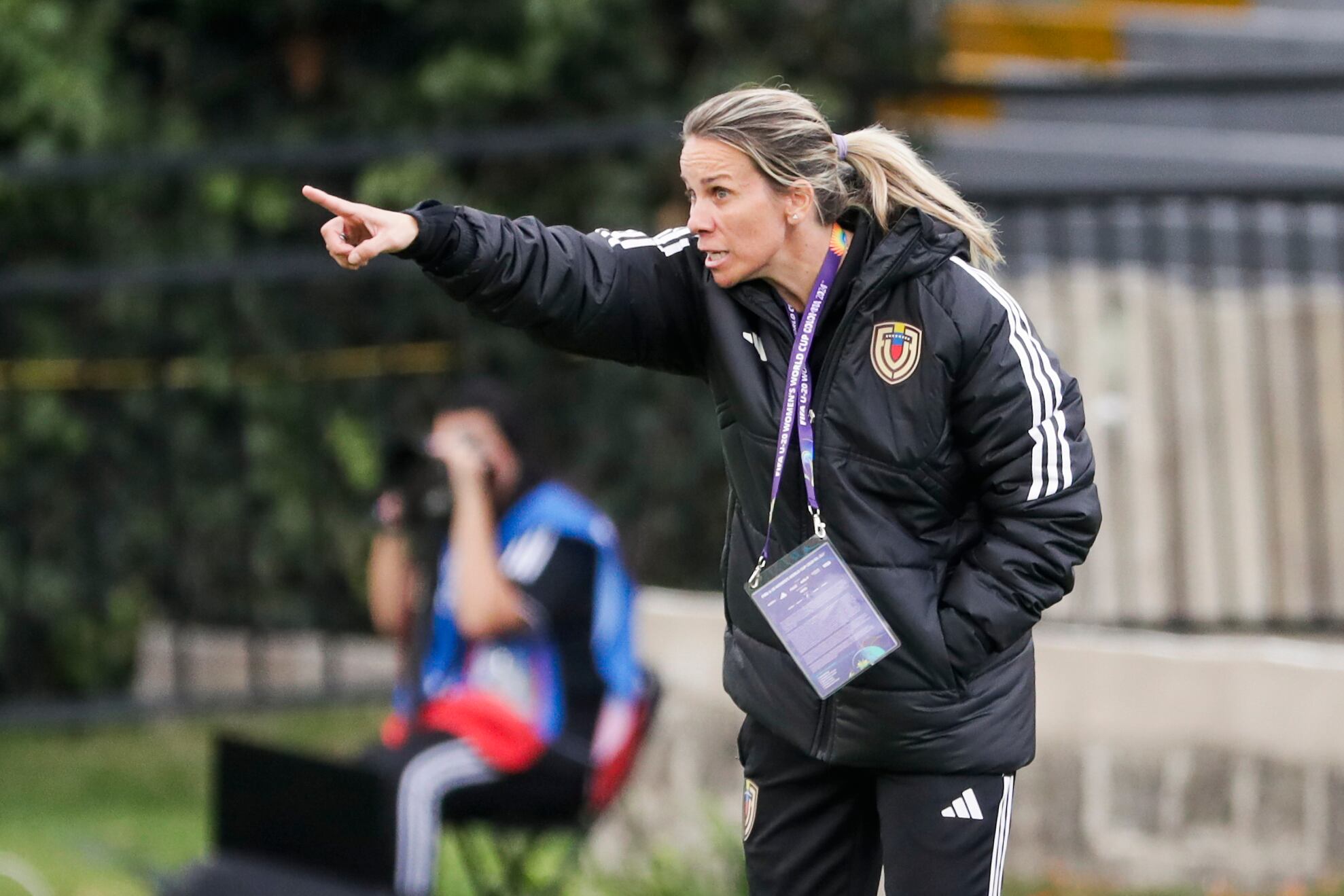 AMDEP5648. BOGOTÁ (COLOMBIA), 01/09/2024.- La seleccionadora de Venezuela Pamela Conti dirige este domingo, en un partido del grupo D de la Copa Mundial Femenina sub-20 entre las selecciones de Alemania y Venezuela en el estadio de Techo en Bogotá (Colombia). EFE/ Carlos Ortega