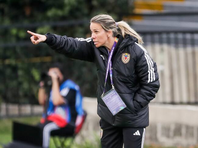 AMDEP5648. BOGOTÁ (COLOMBIA), 01/09/2024.- La seleccionadora de Venezuela Pamela Conti dirige este domingo, en un partido del grupo D de la Copa Mundial Femenina sub-20 entre las selecciones de Alemania y Venezuela en el estadio de Techo en Bogotá (Colombia). EFE/ Carlos Ortega
