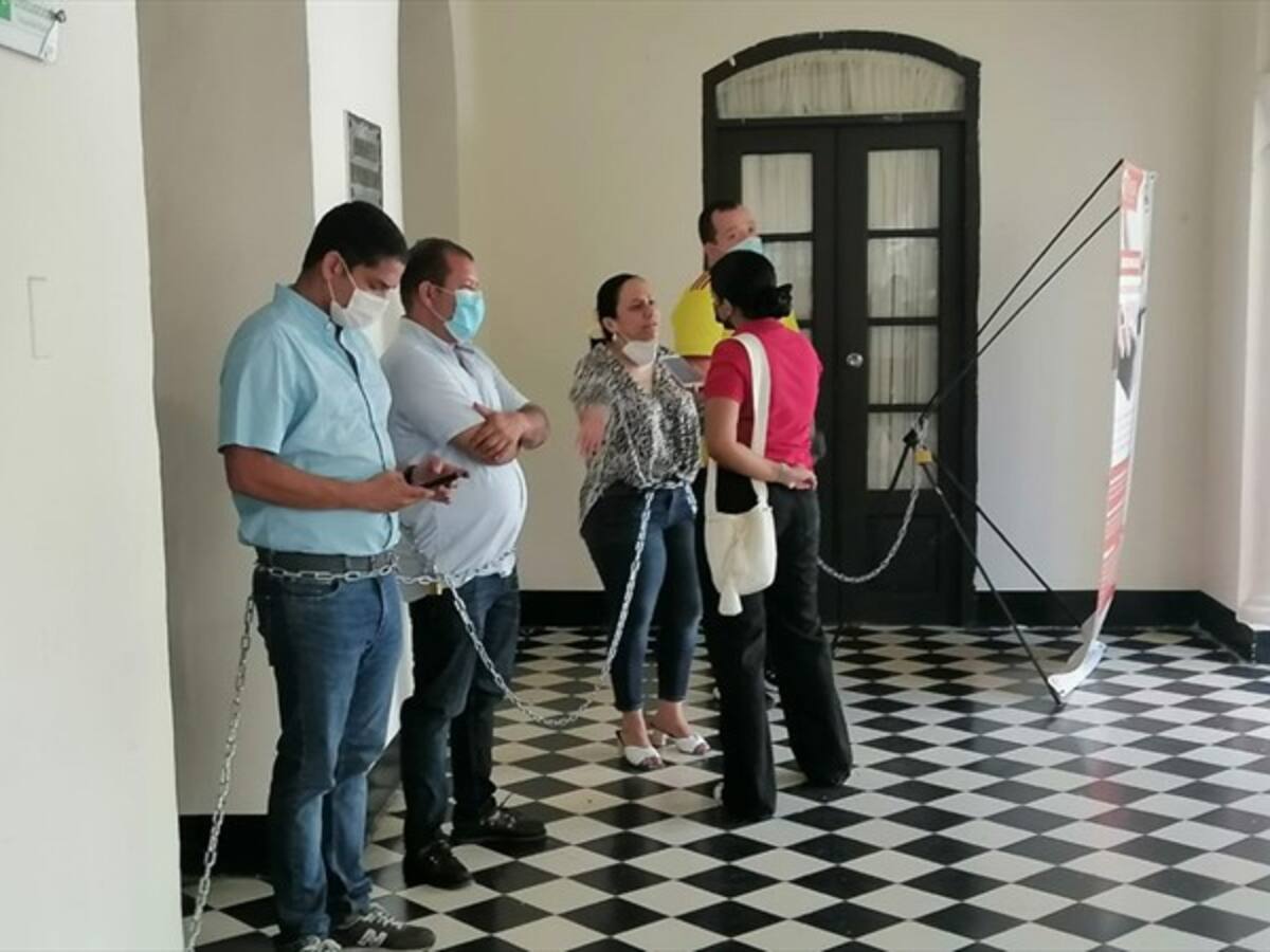 Diputados se encadenan frente al recinto de sesiones de la Asamblea del Magdalena