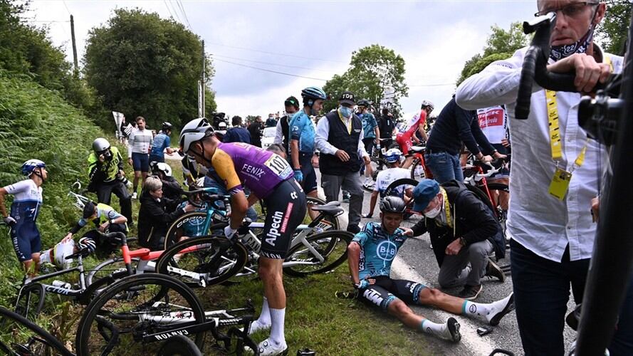 Caída en la etapa 1 del Tour de Francia 2021. Foto: ANNE-CHRISTINE POUJOULAT/POOL/AFP via Getty Images