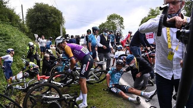 Caída en la etapa 1 del Tour de Francia 2021. Foto: ANNE-CHRISTINE POUJOULAT/POOL/AFP via Getty Images