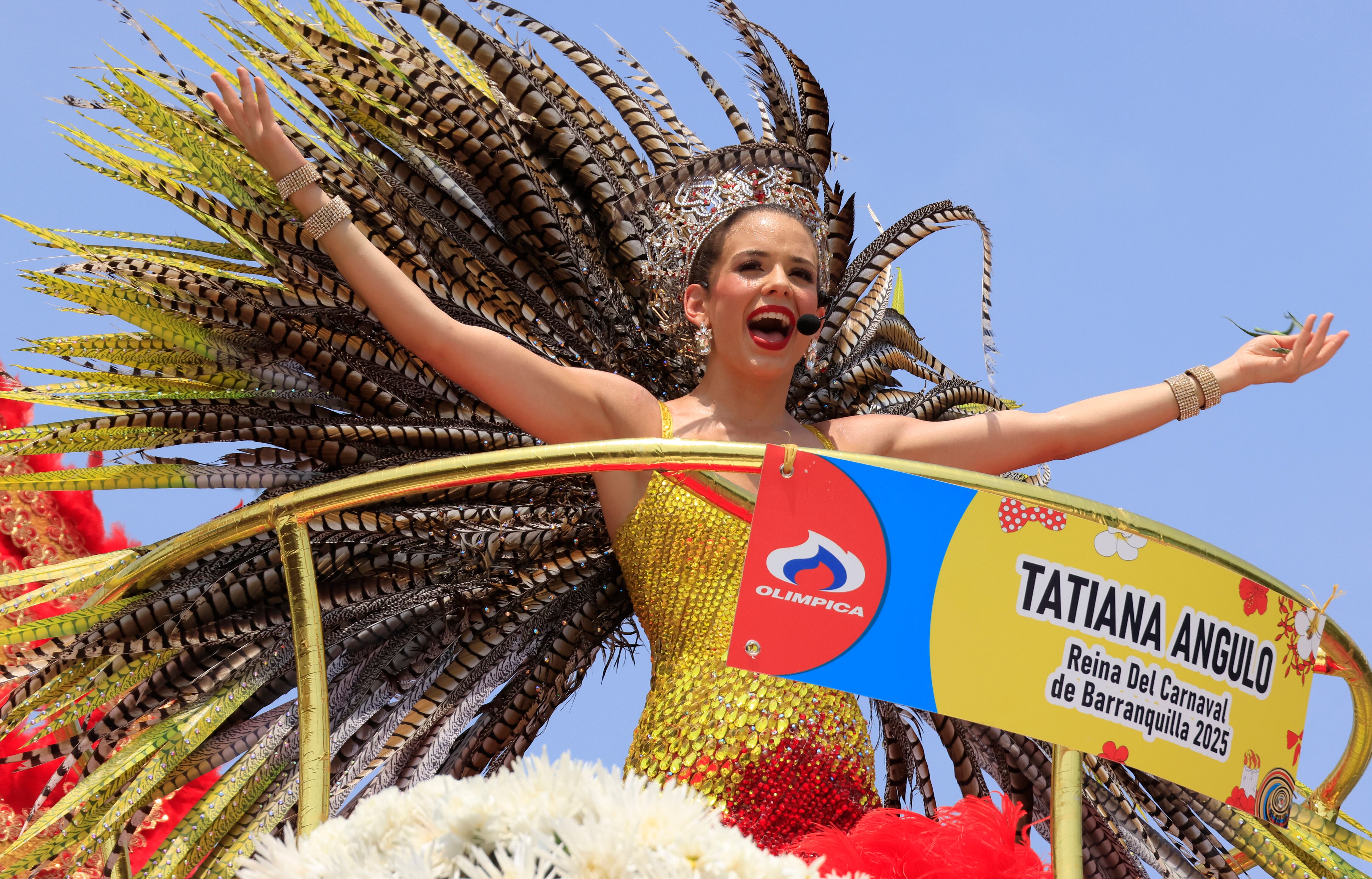 AME5243. BARRANQUILLA (COLOMBIA), 01/03/2025.- La reina del Carnaval de Barranquilla, Tatiana Angulo Fernández, participa en La Batalla de Flores este sábado, en Barranquilla (Colombia). EFE/ Ricardo Maldonado Rozo