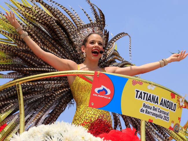 AME5243. BARRANQUILLA (COLOMBIA), 01/03/2025.- La reina del Carnaval de Barranquilla, Tatiana Angulo Fernández, participa en La Batalla de Flores este sábado, en Barranquilla (Colombia). EFE/ Ricardo Maldonado Rozo