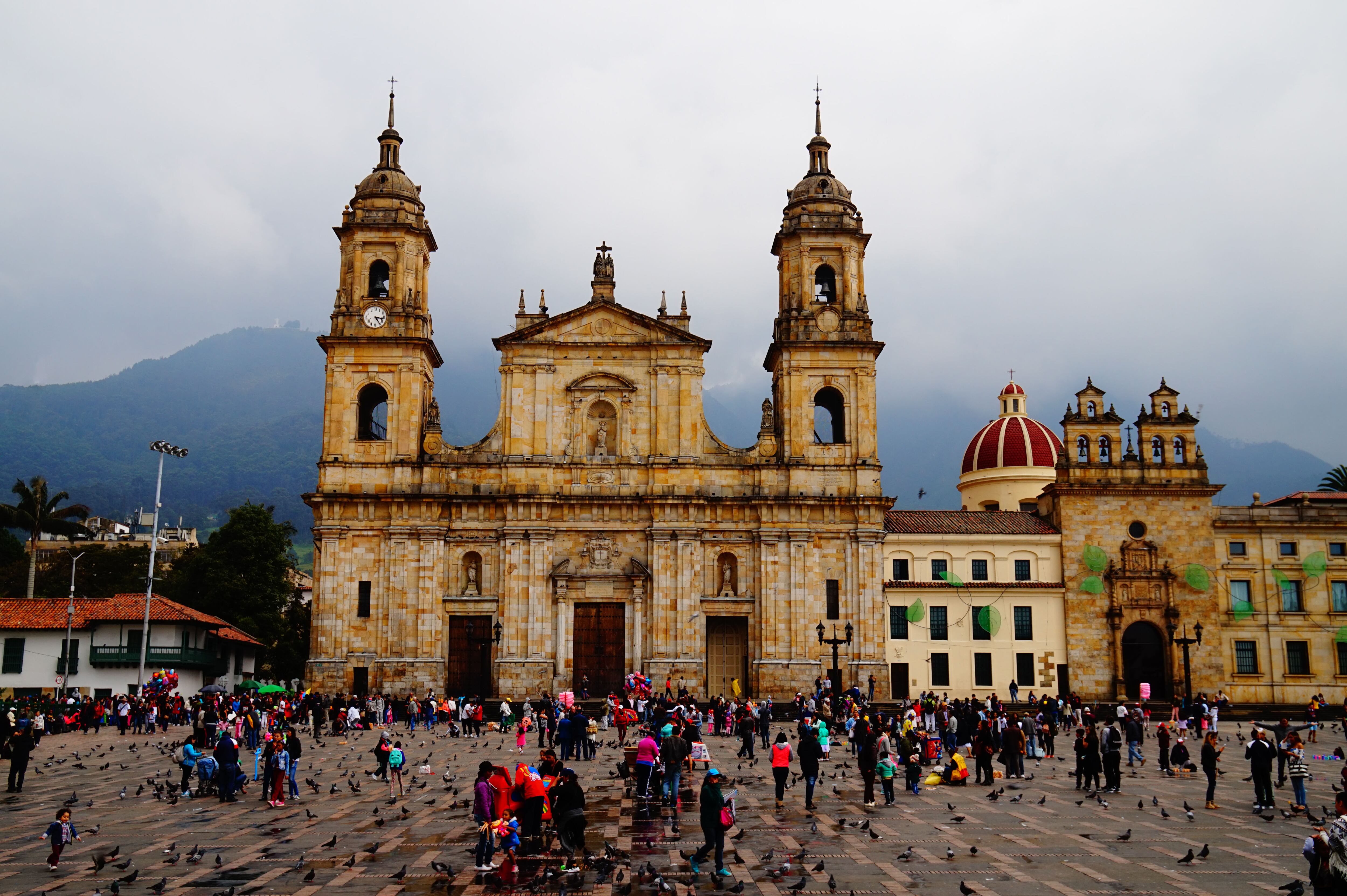 Catedral Primada de Bogotá, Plaza Bolívar.