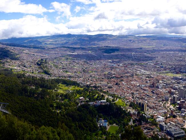 Vista panorámica de la ciudad de Bogotá y sus alrededores (Foto vía Getty Images).