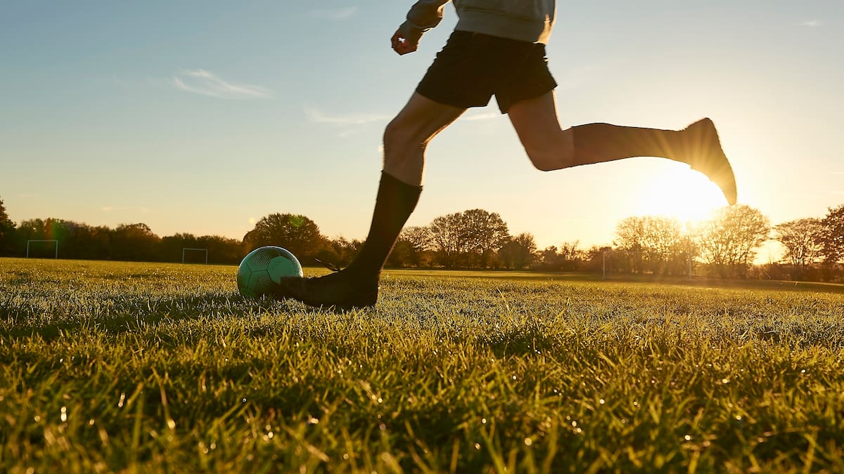 Padre denuncia que su hijo fue quemado por sus amigos tras llevarse el balón con que jugaban fútbol