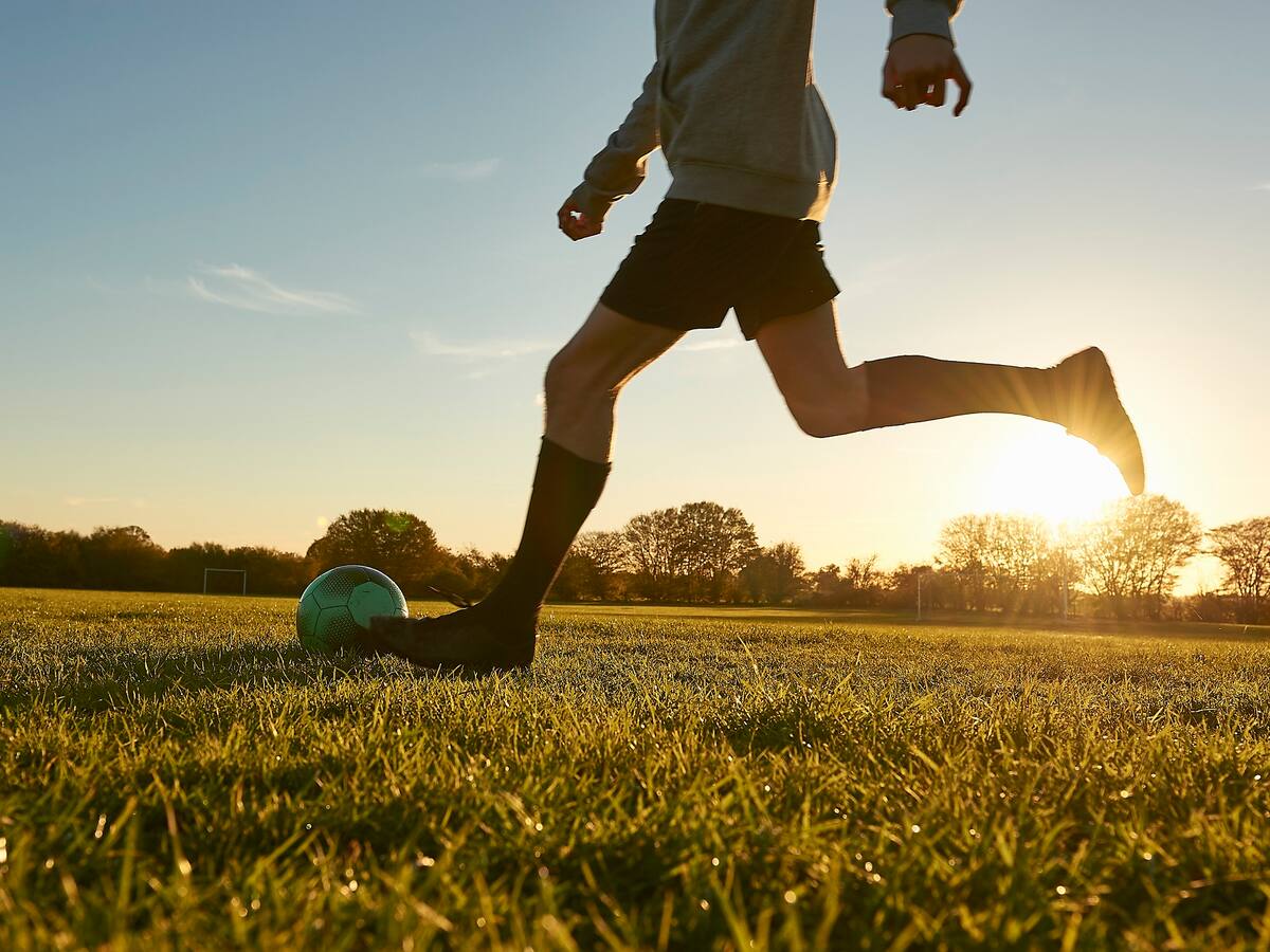 Padre denuncia que su hijo fue quemado por sus amigos tras llevarse el balón con que jugaban fútbol
