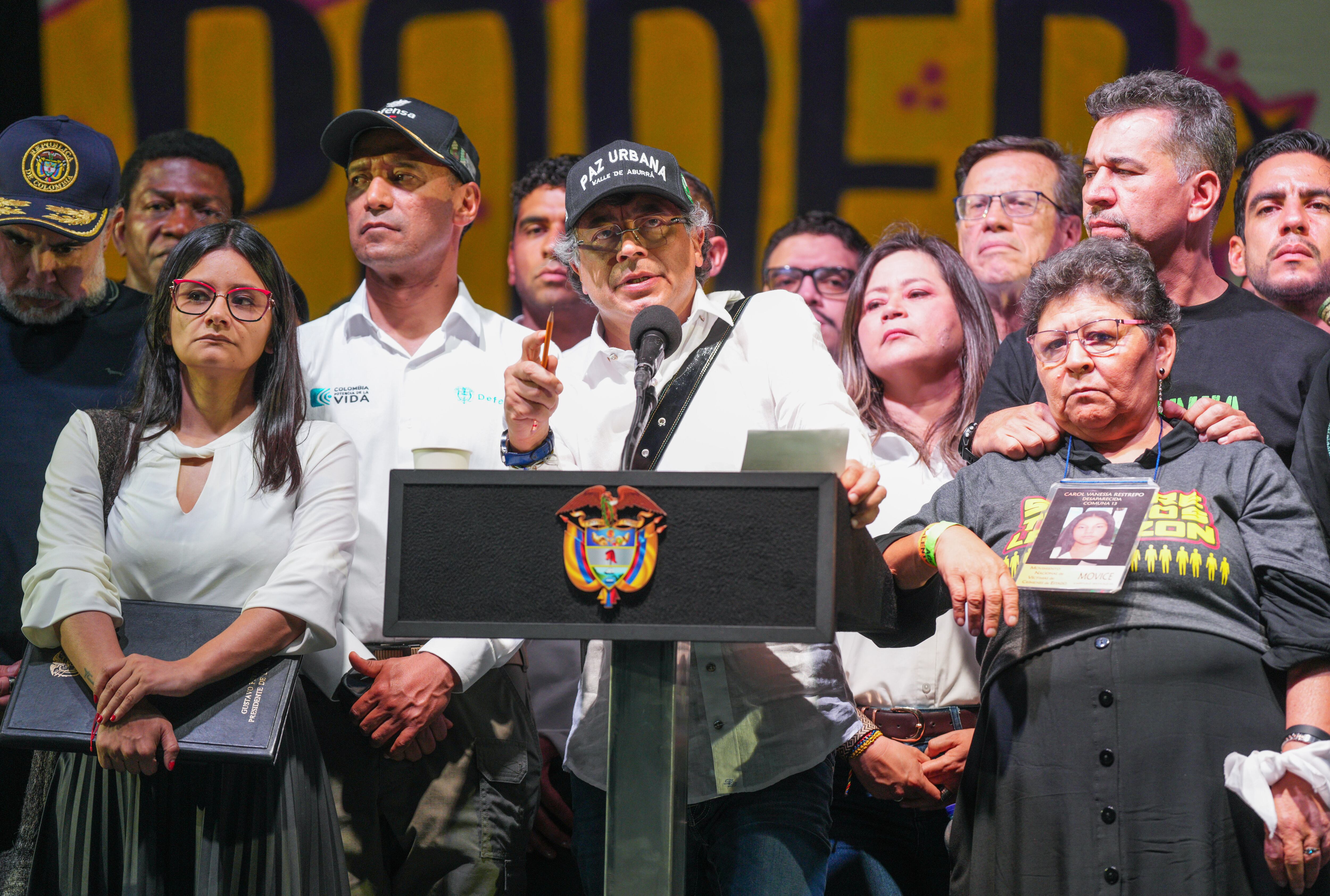 AME7727. MEDELLÍN (COLOMBIA), 21/06/2025.- Fotografía cedida este sábado por la Presidencia de Colombia de su mandatario Gustavo Petro, hablando durante un acto publico en Medellín (Colombia). Petro afirmó que espera participar como "ciudadano del común" en la asamblea nacional constituyente que quiere convocar pues él ya no será mandatario del país cuando eso pueda suceder. EFE/ Presidencia de Colombia /SOLO USO EDITORIAL NO VENTAS/SOLO DISPONIBLE PARA ILUSTRAR LA NOTICIA QUE ACOMPAÑA (CRÉDITO OBLIGATORIO)