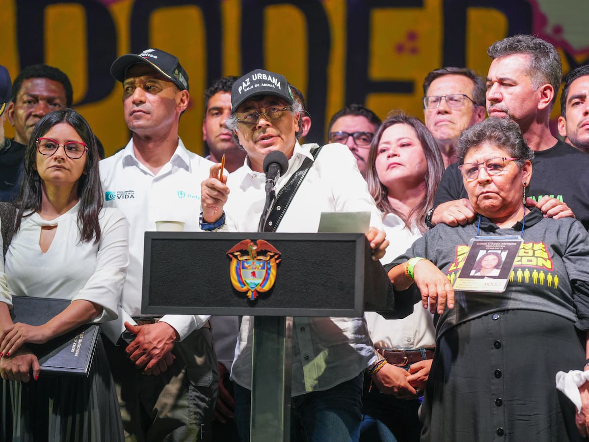 Al Oído | La decadencia de Petro al exhibir a nueve criminales: tarimazo, el show más lamentable