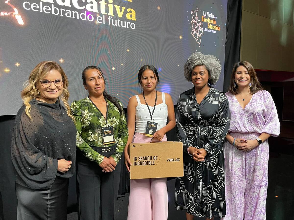 Cumpliendo sueños: oyente de escasos recursos irá a la universidad y recibió computador