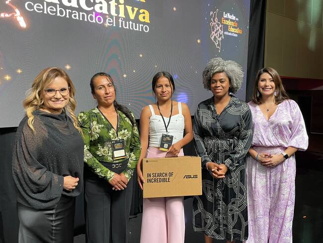 Cumpliendo sueños: Oyente de escasos recursos irá a la universidad y recibió computador de última tecnología. Foto: W Radio.