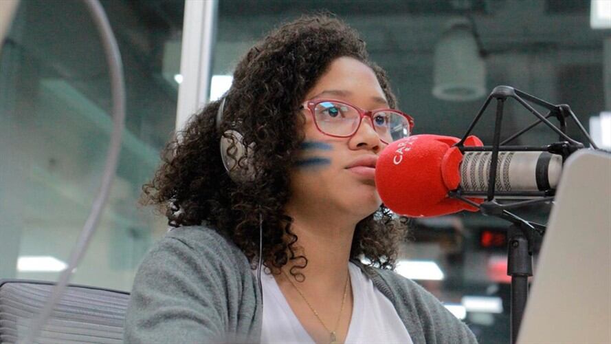 Con solo 15 años, Lismarys fue presidente de Caracol Radio por un día. Foto: La Wcon Julio Sánchez Cristo