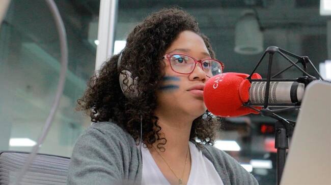 Con solo 15 años, Lismarys fue presidente de Caracol Radio por un día. Foto: La Wcon Julio Sánchez Cristo
