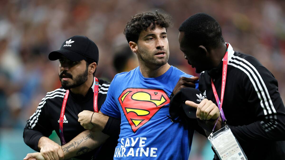Video: Hincha con bandera LGBTI invadió el campo en el juego Portugal vs. Uruguay