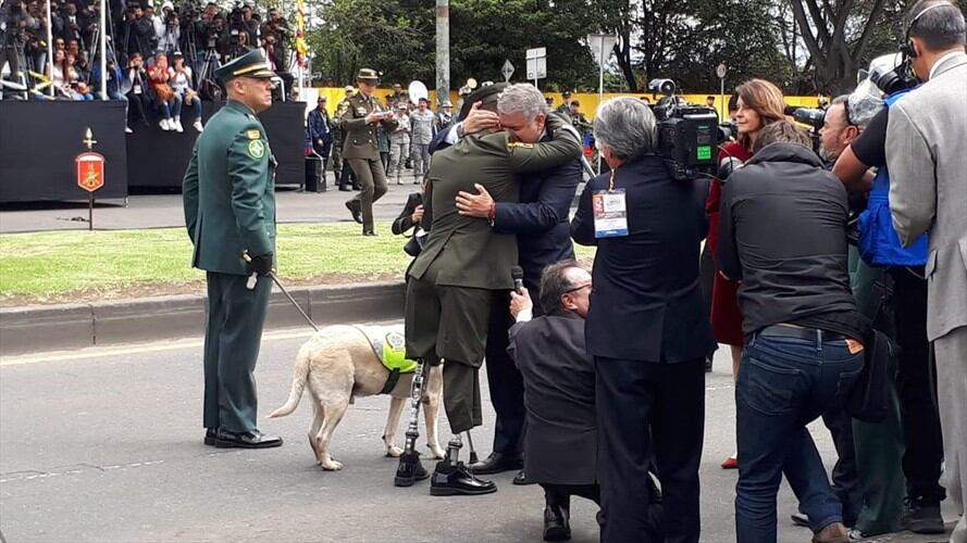 Fraternal abrazo entre presidente Duque y  patrullero herido en Antioquia . Foto: Redacción W Radio