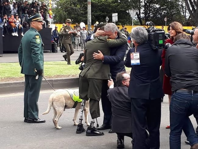 Fraternal abrazo entre presidente Duque y  patrullero herido en Antioquia . Foto: Redacción W Radio