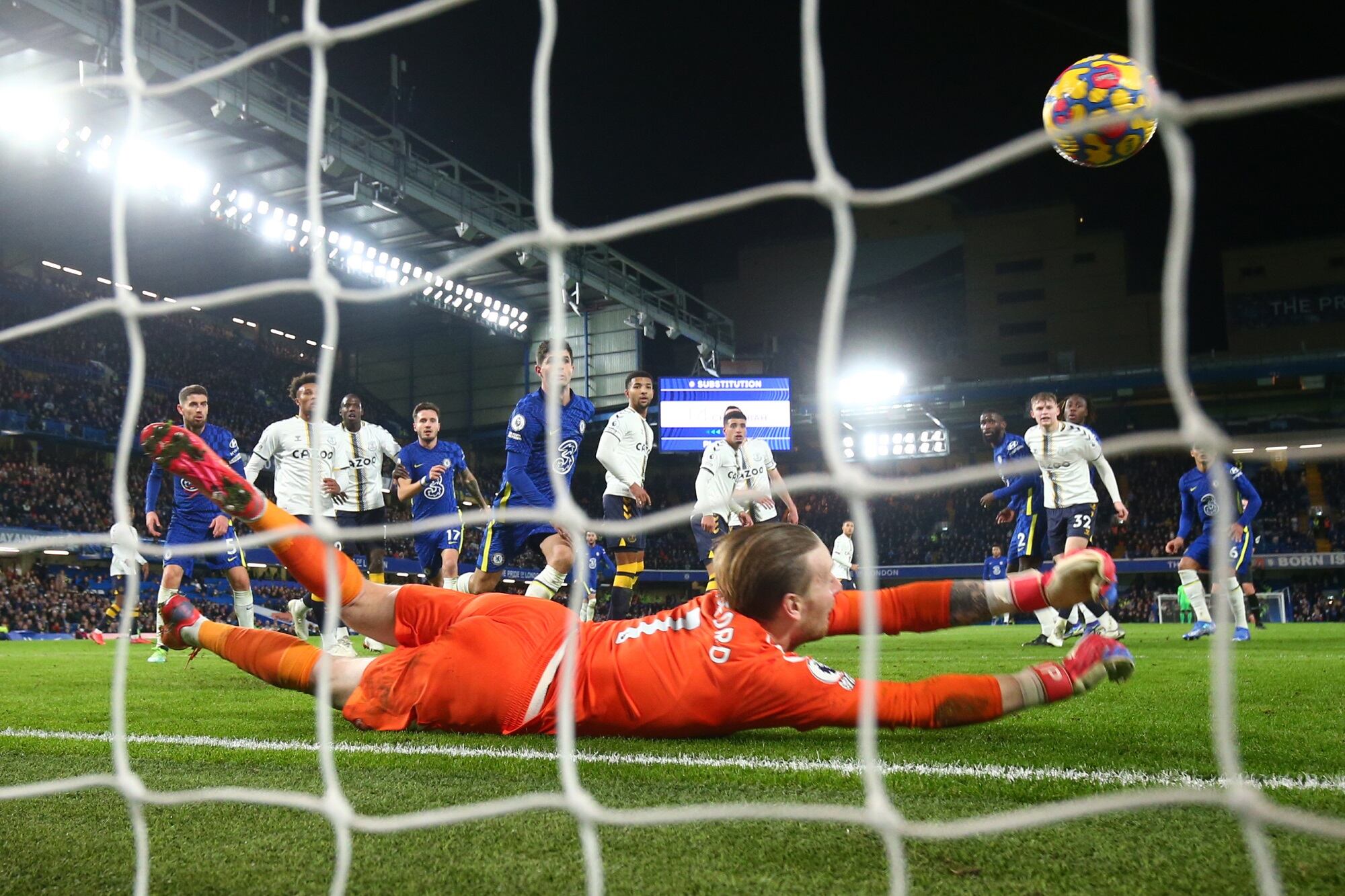 Atajada de Jordan Pickford ante el Chelsea