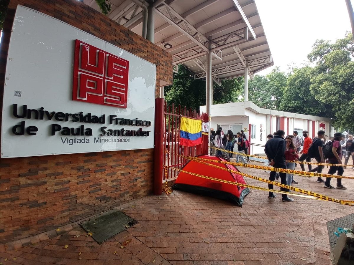Más de 70 horas cumple egresado de la UFPS en huelga de hambre- W Radio