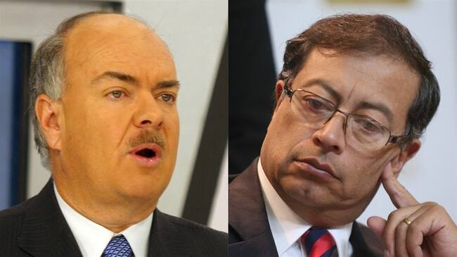 Periodista deportivo Iván Mejía y senador Gustavo Petro. Foto: Colprensa / Colprensa - Álvaro Tavera