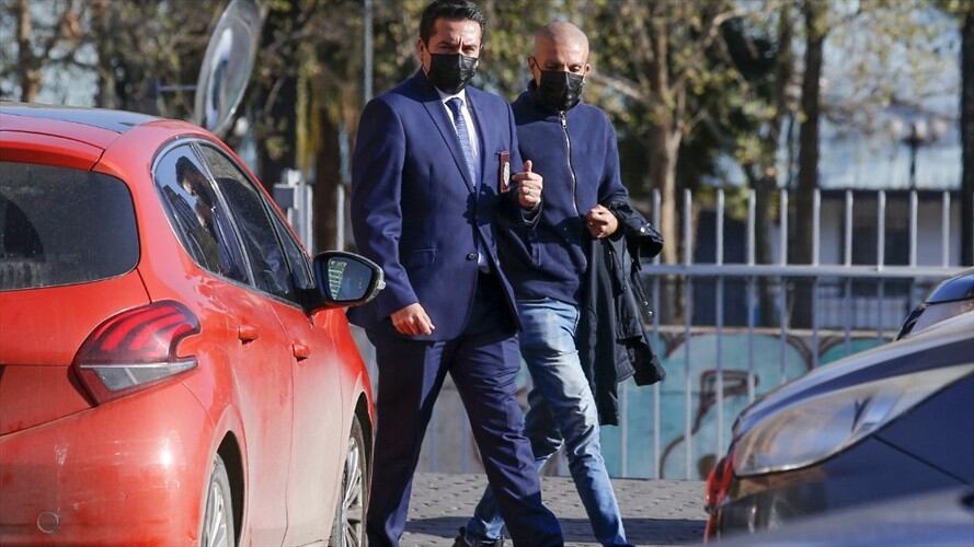 Rojas Vade, de 37 años, que era vicepresidente adjunto de la Convención, pidió "disculpas a todos los chilenos". Foto: JAVIER TORRES / AFP