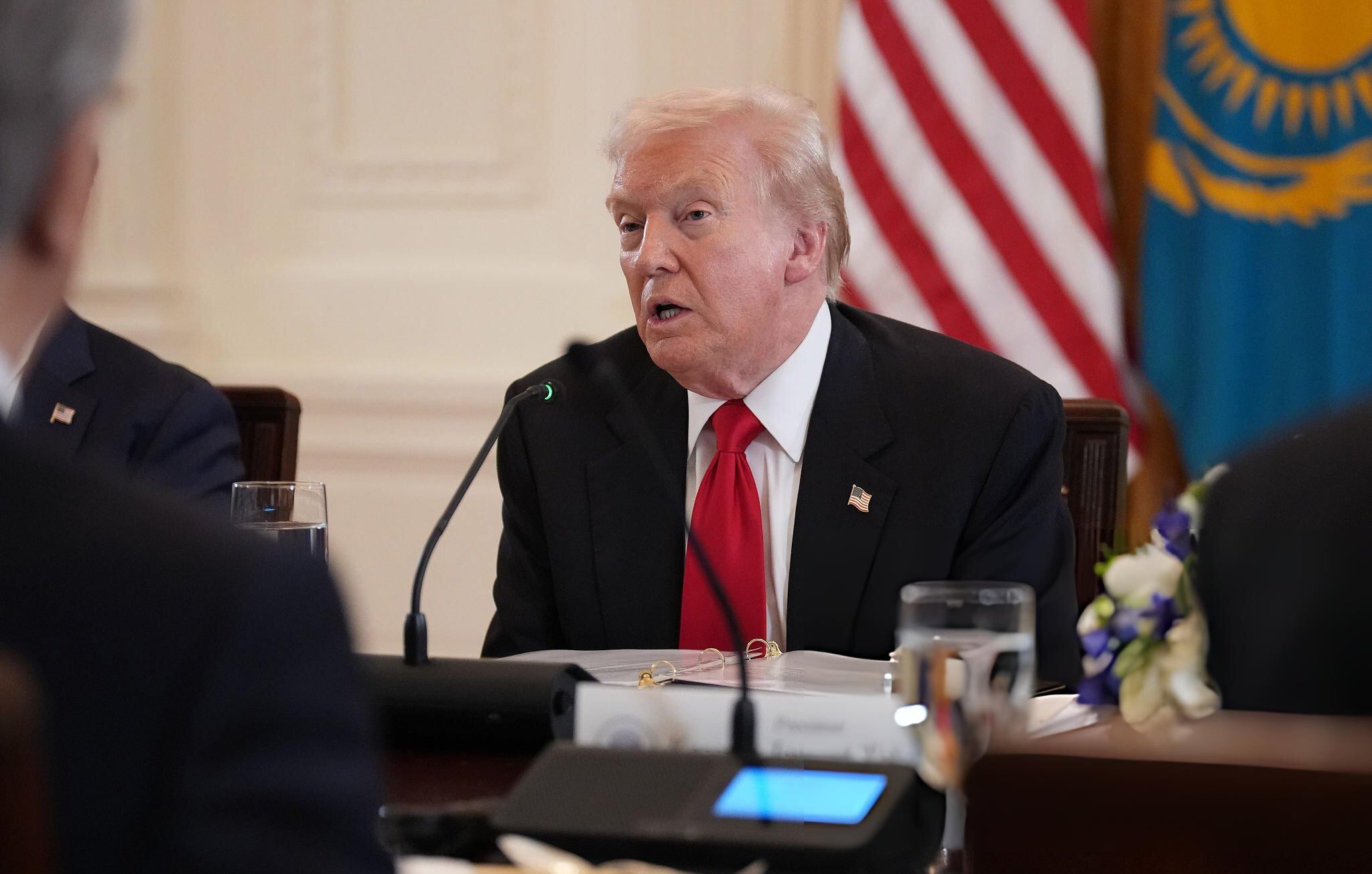 El presidente de Estados Unidos, Donald Trump, pronuncia un discurso durante una cena con líderes de países de Asia Central en la Casa Blanca el 6 de noviembre de 2025, en Washington D. C. FOTO: Andrew Harnik/Getty Images