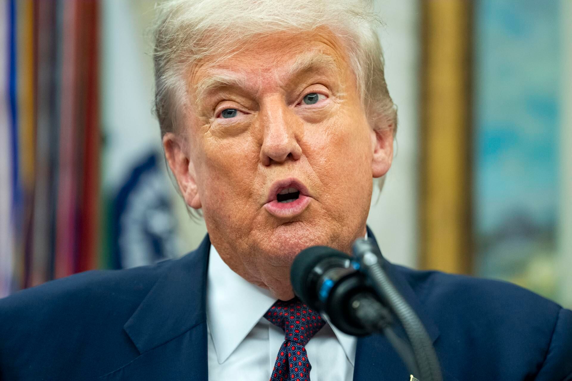 WASHINGTON (United States), 07/08/2025.- President Donald Trump and Apple CEO Tim Cook (not seen) announce an additional $100 billion Apple investment in the US in the Oval Office of the White House in Washington, DC, USA, 06 August 2025. The White House will also establish the Apple American Manufacturing Program, which will focus on bringing Apples supply chain and manufacturing to the US. EFE/EPA/BONNIE CASH / POOL