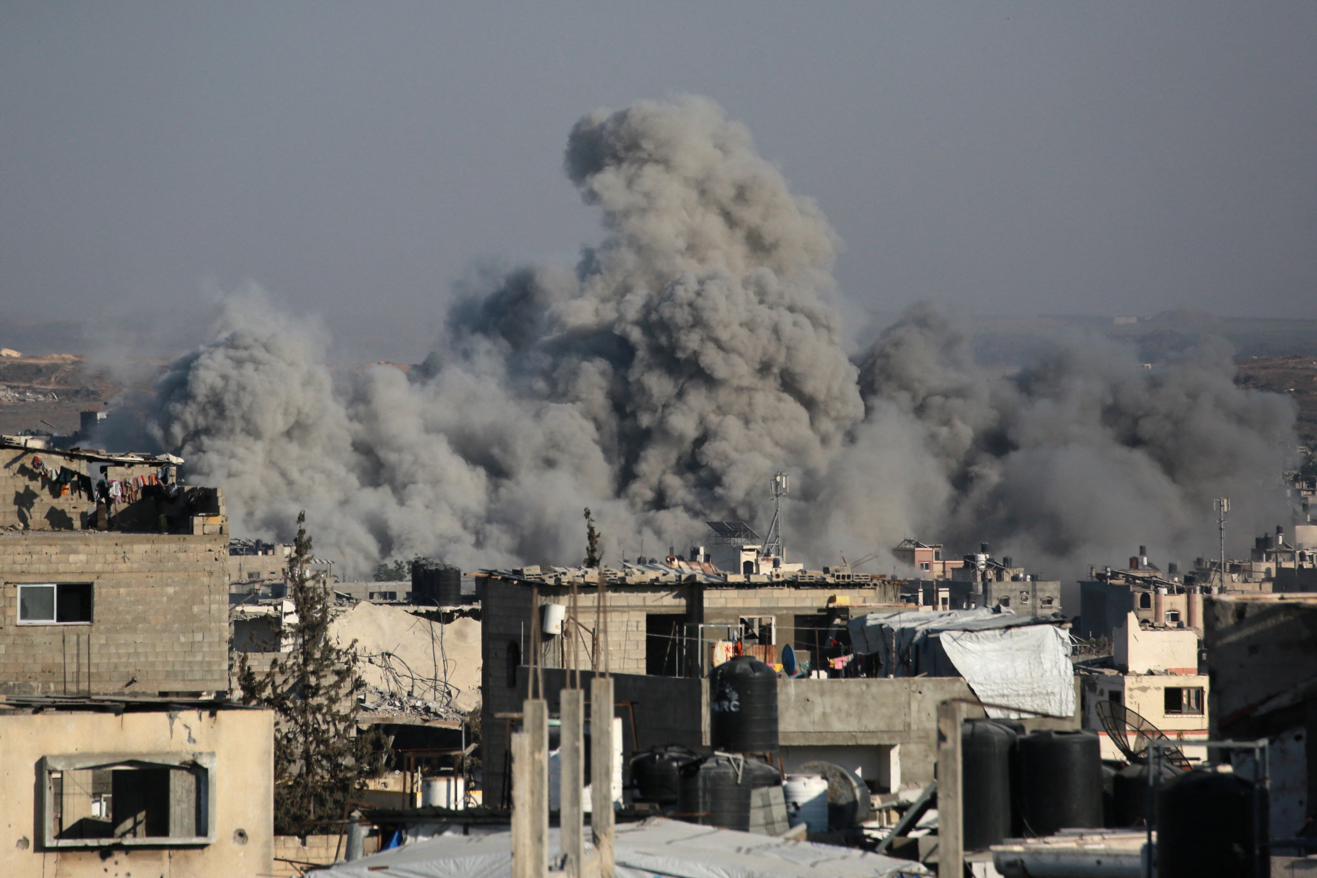 Nube de humo en la Franja de Gaza tras ataque israelí. FOTO: BASHAR TALEB/AFP via Getty Images