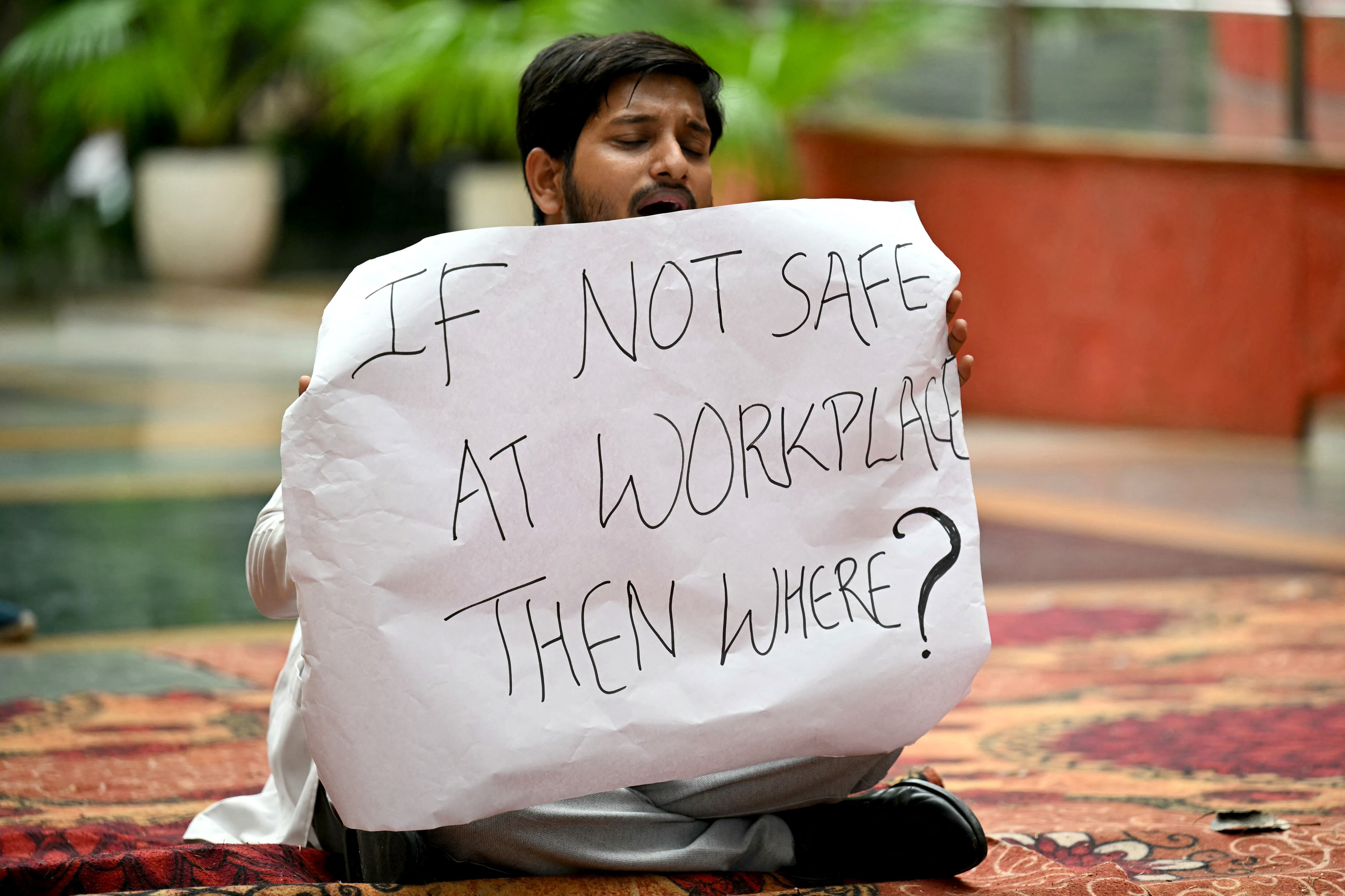 Doctor en las protestas de India del 12 de agosto Foto: Money SHARMA / AFP) (Photo by MONEY SHARMA/AFP via Getty Images