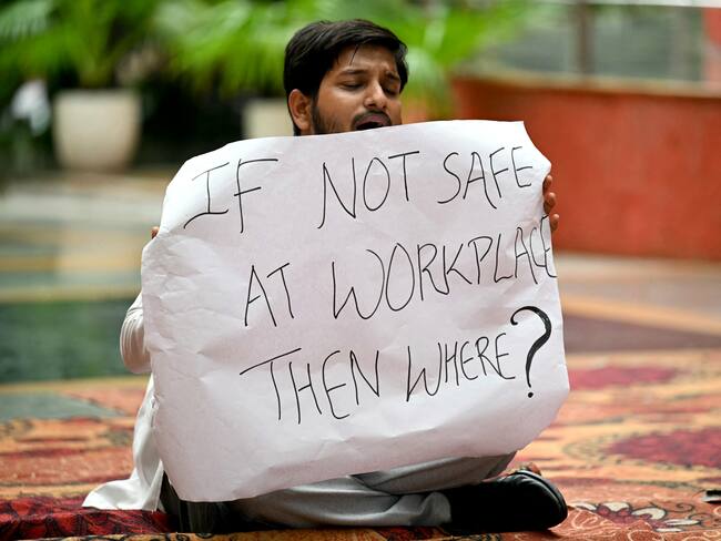 Doctor en las protestas de India del 12 de agosto Foto: Money SHARMA / AFP) (Photo by MONEY SHARMA/AFP via Getty Images