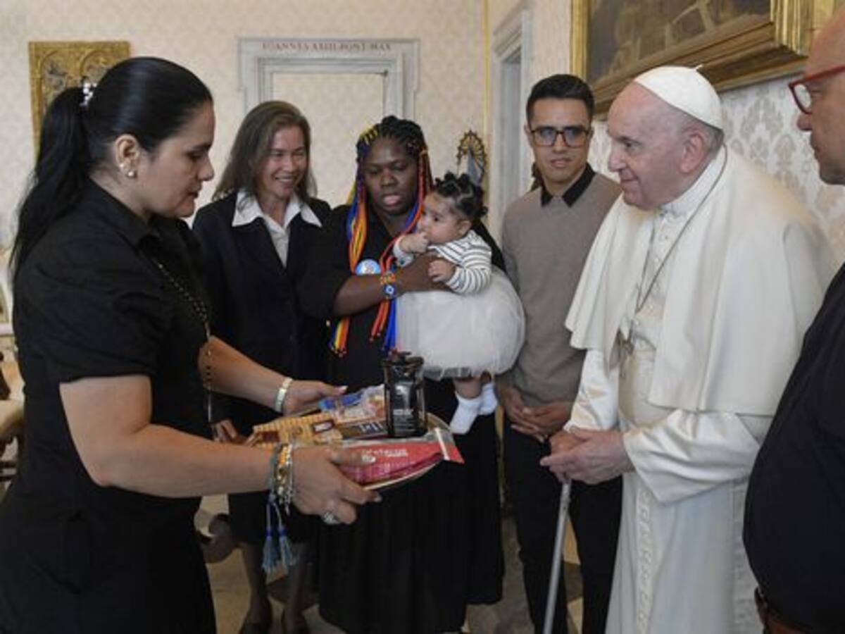 El papa escuchó los testimonios de la Mesa de Víctimas colombiana