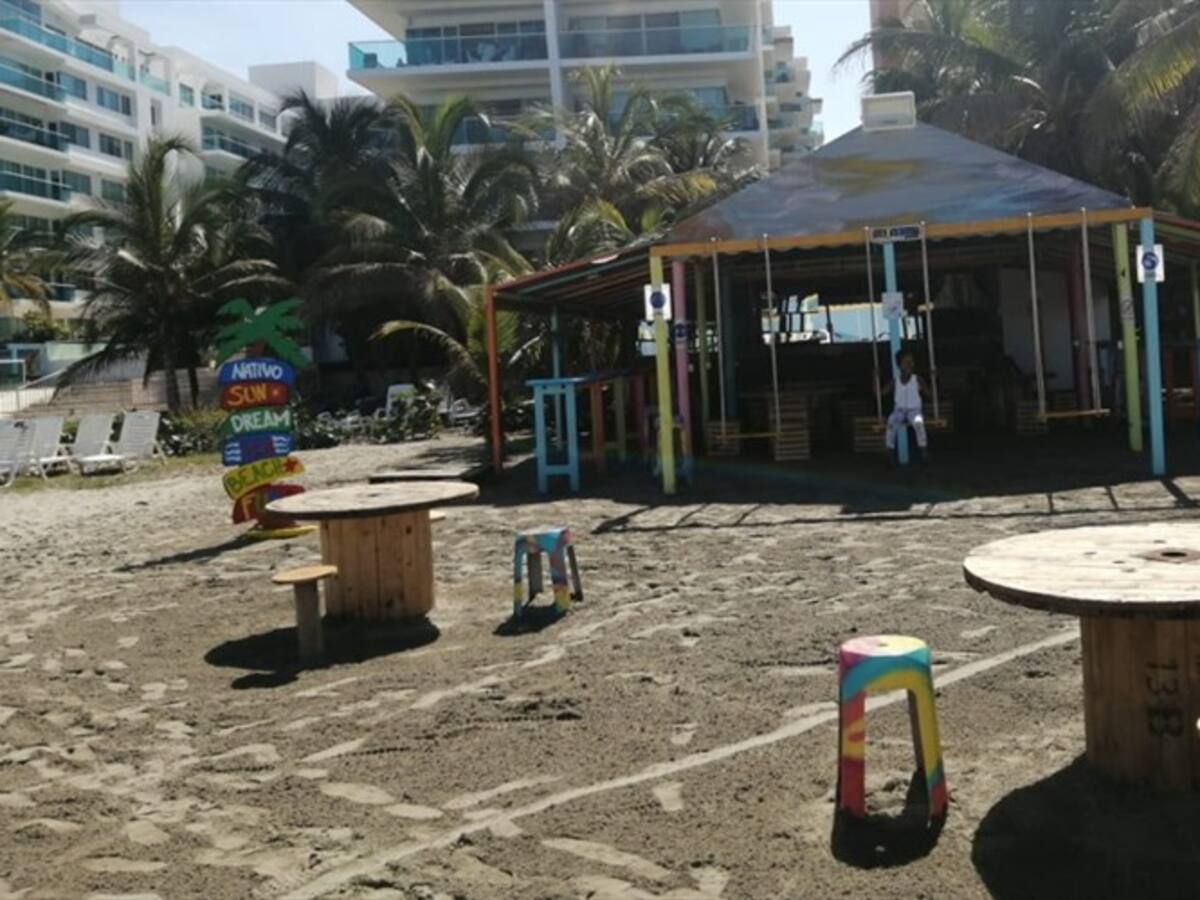 Chiringuito ilegal que fue sellado en La Boquilla sigue abierto al público