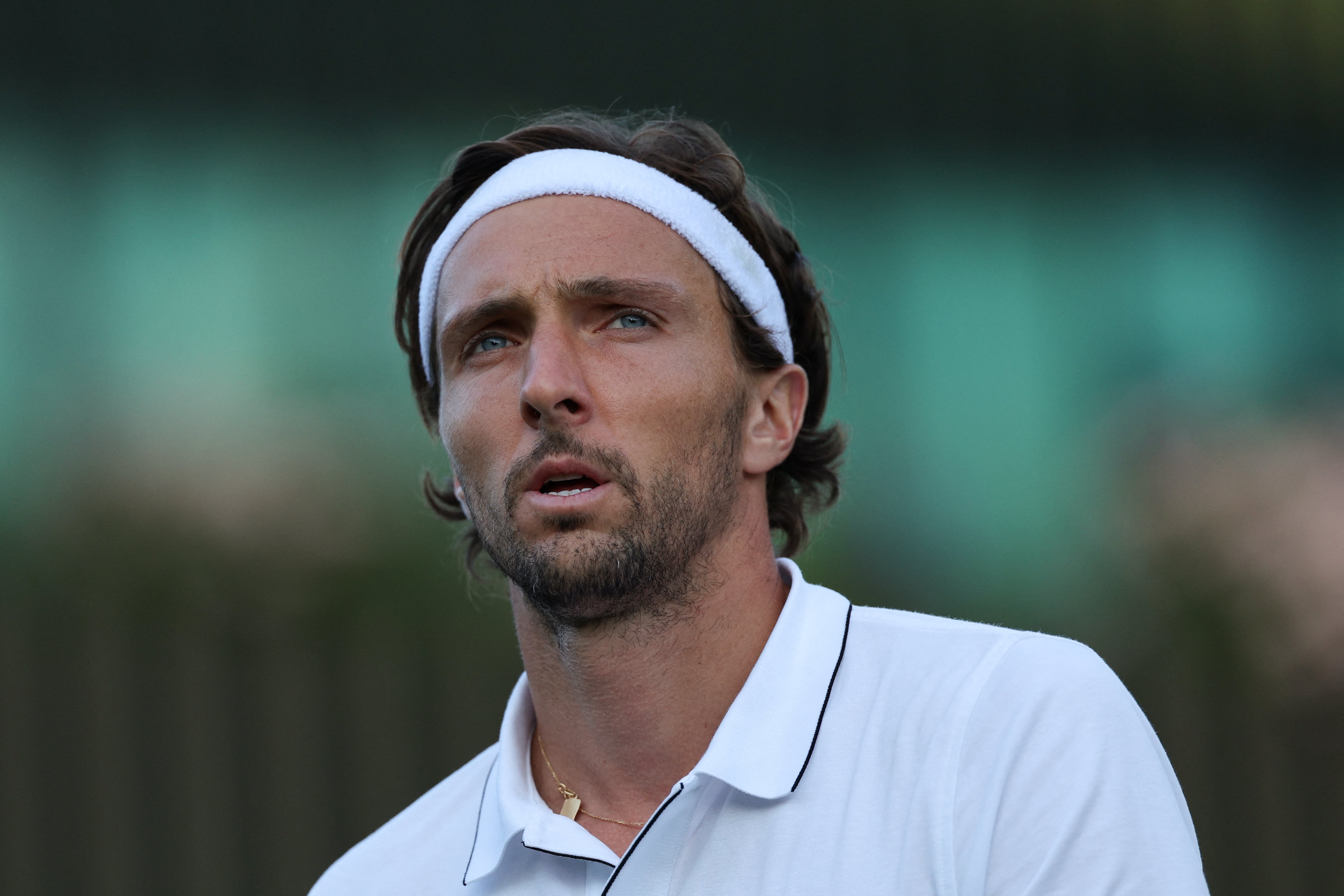 El francés Arthur Rinderknech reacciona mientras juega contra el chileno Cristian Garin durante su partido de tenis individual masculino de segunda ronda en el tercer día de los Campeonatos de Wimbledon 2025 en The All England Lawn Tennis and Croquet Club en Wimbledon, suroeste de Londres, el 2 de julio de 2025. (Foto de ADRIÁN DENNIS/AFP vía Getty Images)