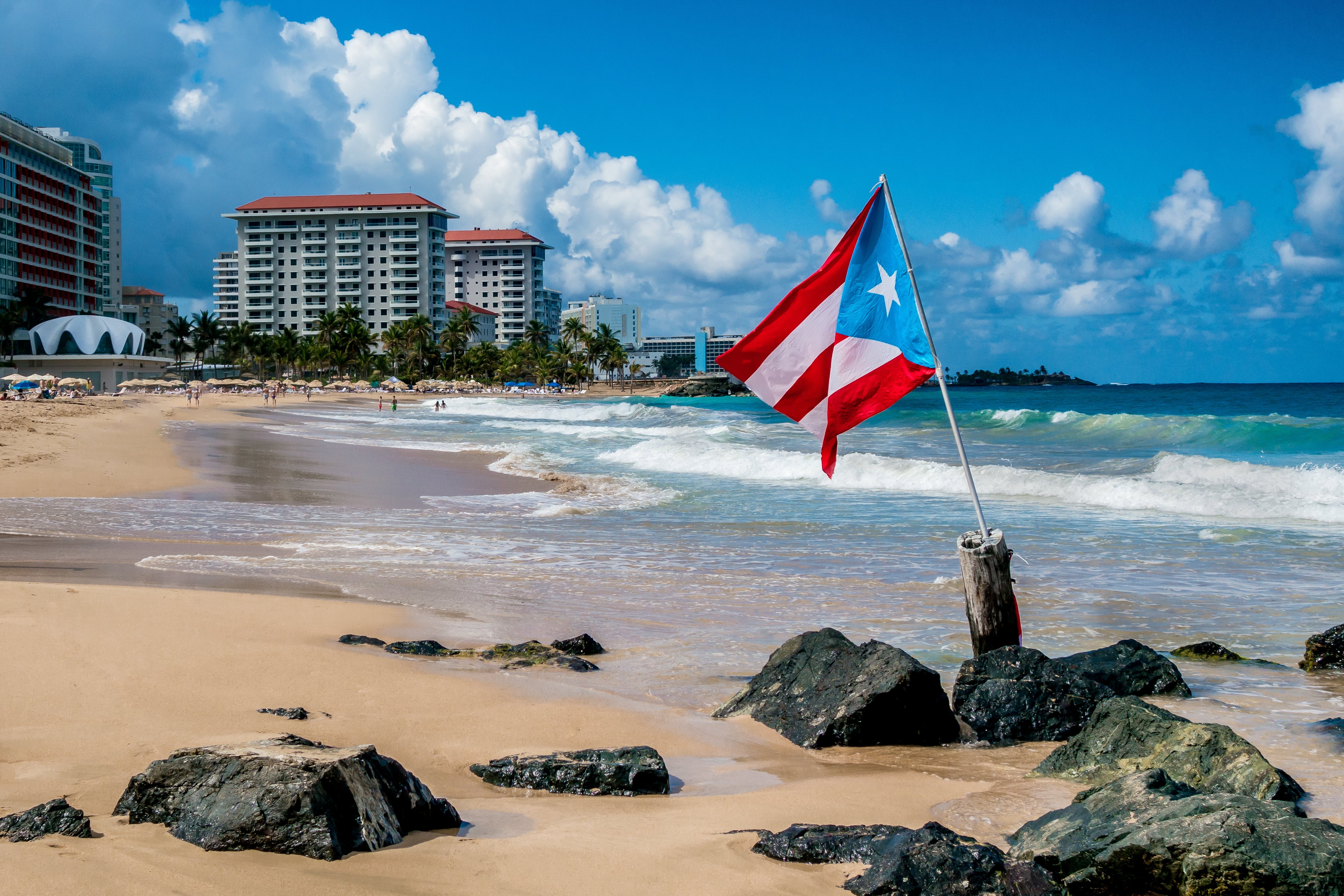 Bandera nacional de Puerto Rico incrustada en la playa San Juan / Foto: Getty Images