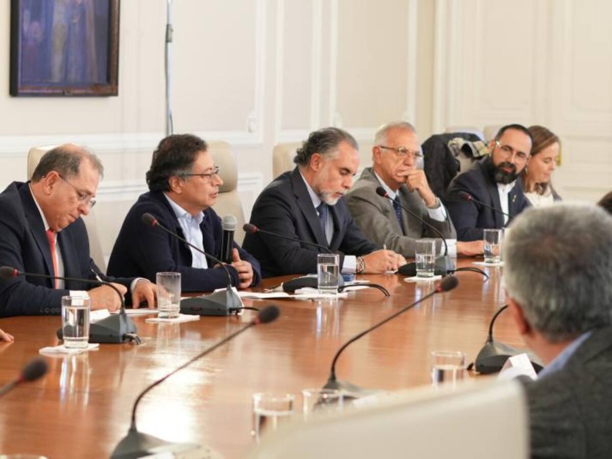Analista asegura que fue un error de Petro transmitir consejo de ministros: “el Gobierno implosionó”