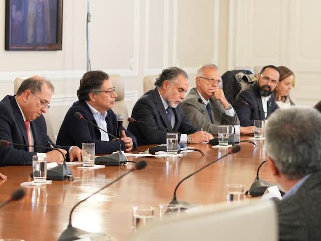 Analista asegura que fue un error de Petro transmitir consejo de ministros: “el Gobierno implosionó”