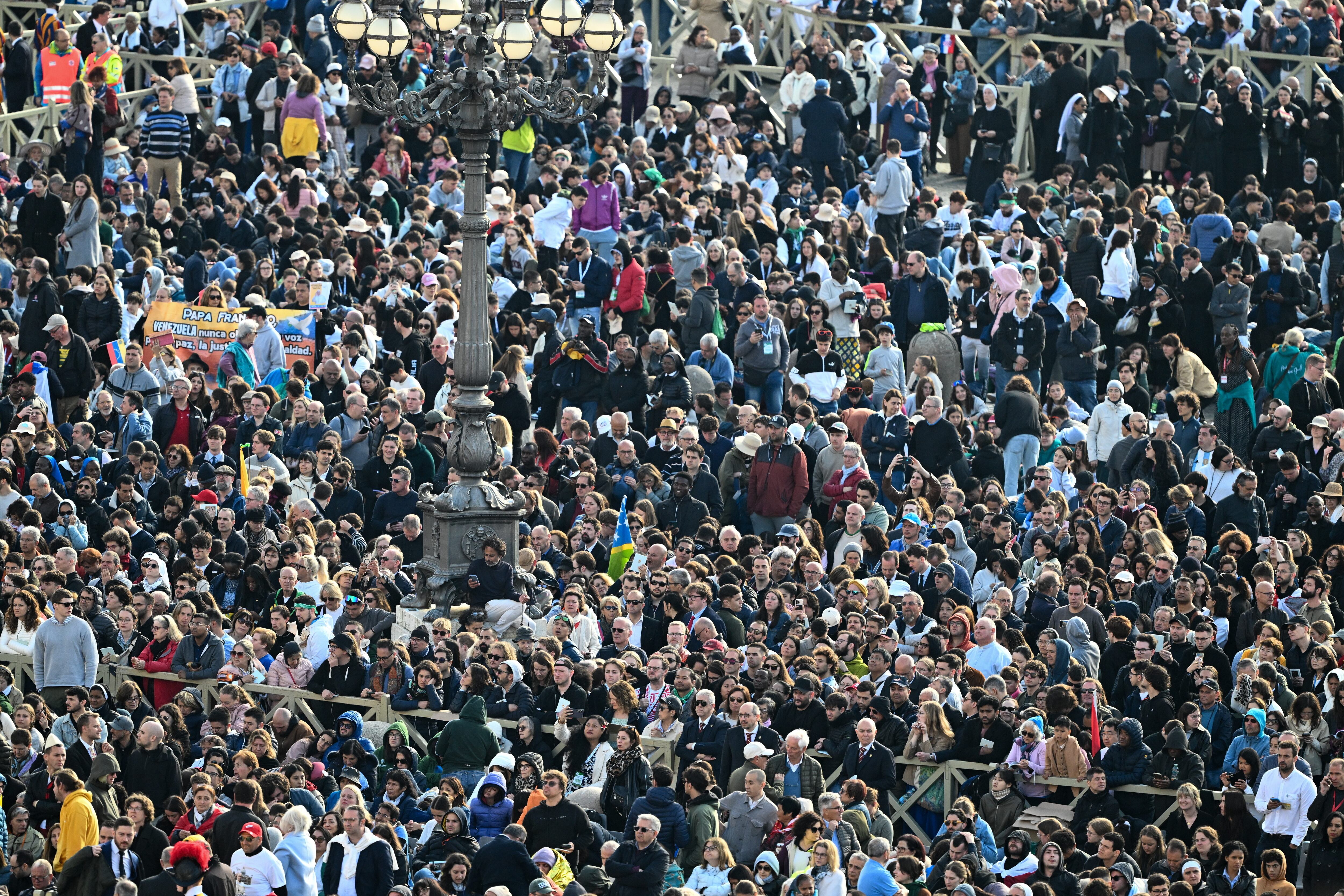 Misa de exequias del papa Francisco en la Plaza de San Pedro en el Vaticano. Foto: EFE/EPA/DAREK DELMANOWICZ POLAND OUT
