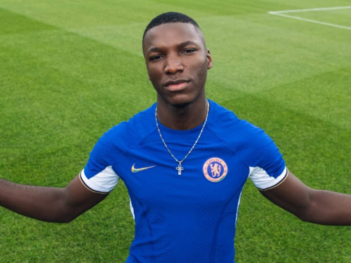 Conmovedora foto con la que Chelsea presentó a Moisés Caicedo: su madre, la protagonista