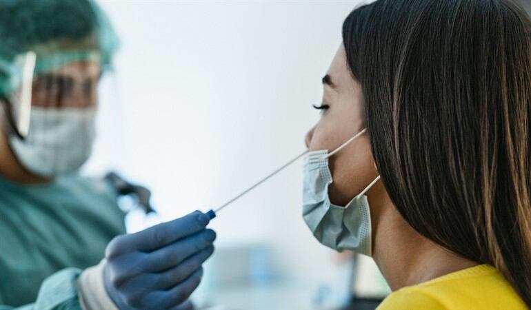 Imagen de referencia de toma de prueba COVID-19. Foto: Getty Images / Alessandro Biascioli